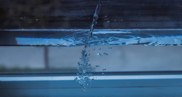Wody płynące z bąbelkami — Zdjęcie stockowe
