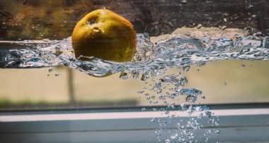 Elma sosu içinde akvaryum