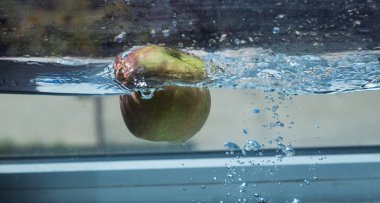 Elma sosu içinde akvaryum