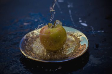 elma su akışı ayakta açık havada plaka üzerinde