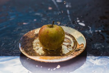 elma su akışı ayakta açık havada plaka üzerinde