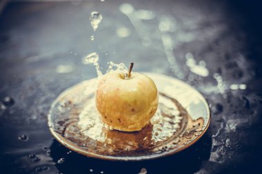 elma su akışı ayakta açık havada plaka üzerinde