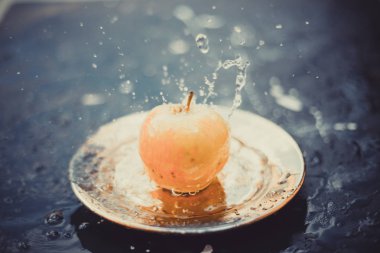 elma su akışı ayakta açık havada plaka üzerinde