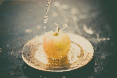 elma su akışı ayakta açık havada plaka üzerinde