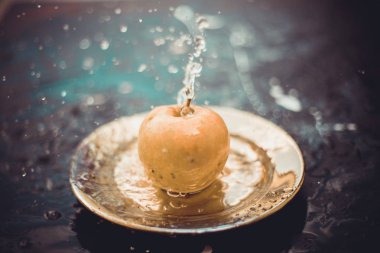 elma su akışı ayakta açık havada plaka üzerinde