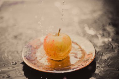 elma su akışı ayakta açık havada plaka üzerinde