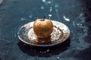 elma su akışı ayakta açık havada plaka üzerinde