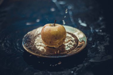 elma su akışı ayakta açık havada plaka üzerinde