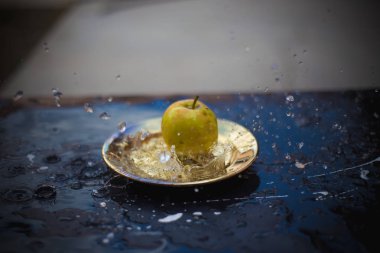 elma su akışı ayakta açık havada plaka üzerinde