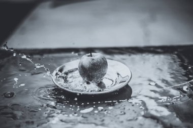 elma su akışı ayakta açık havada plaka üzerinde