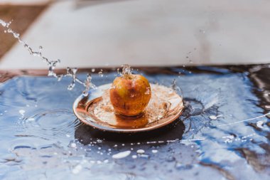 elma su akışı ayakta açık havada plaka üzerinde