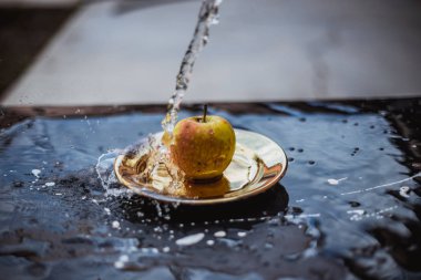 elma su akışı ayakta açık havada plaka üzerinde