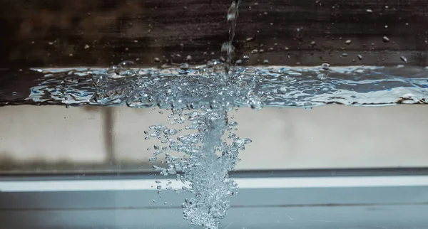 Tekoucí vodu s bublinkami — Stock fotografie