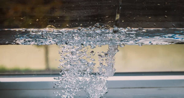 Acqua corrente con bolle — Foto Stock