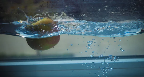 Immersione di mela in acquario — Foto Stock