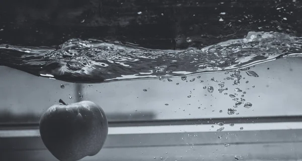 Apple duik in aquarium — Stockfoto