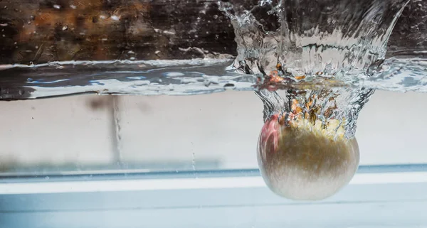 Apple se scufundă în acvariu — Fotografie, imagine de stoc