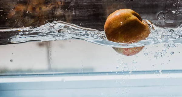 Elma sosu içinde akvaryum