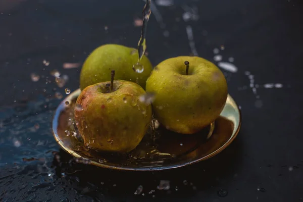 Pommes dans le cours d'eau debout sur la plaque à l'extérieur — Photo