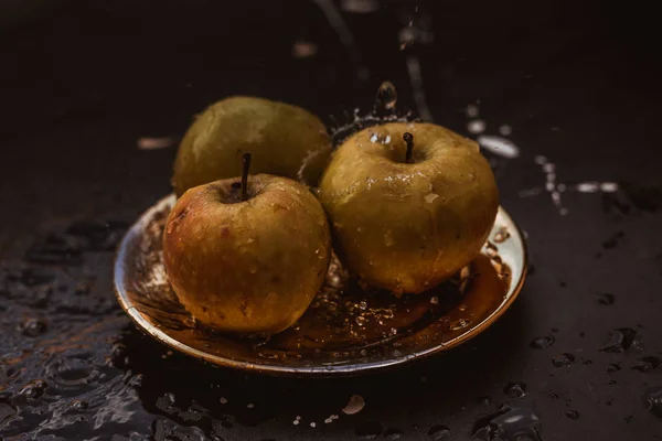 Pommes dans le cours d'eau debout sur la plaque à l'extérieur — Photo