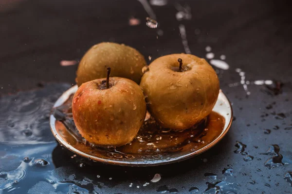 물 스트림 서 야외에서 접시에 사과 — 스톡 사진