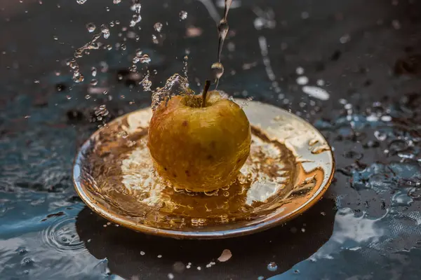 Manzanas en el arroyo de agua de pie en la placa al aire libre — Foto de Stock