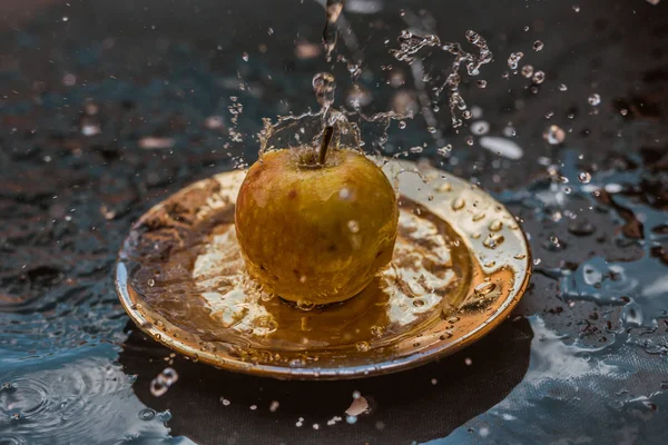 Manzanas en el arroyo de agua de pie en la placa al aire libre — Foto de Stock