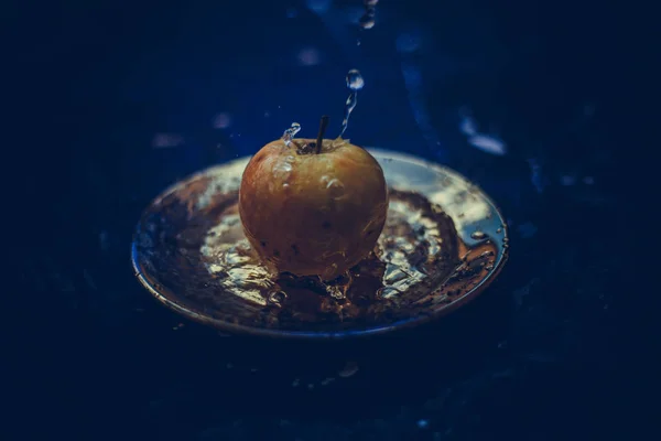 Pommes dans le cours d'eau debout sur la plaque à l'extérieur — Photo