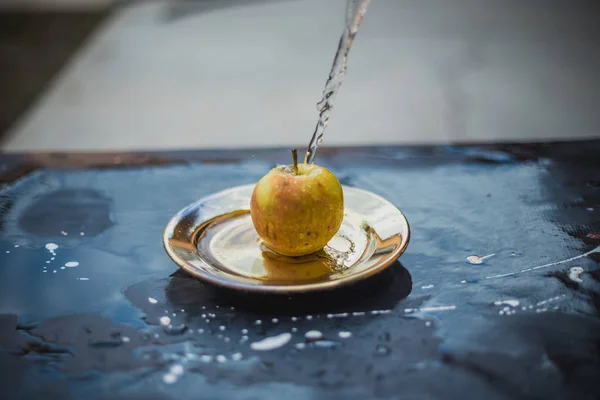 Appels in het water stroom staande op de plaat buitenshuis — Stockfoto