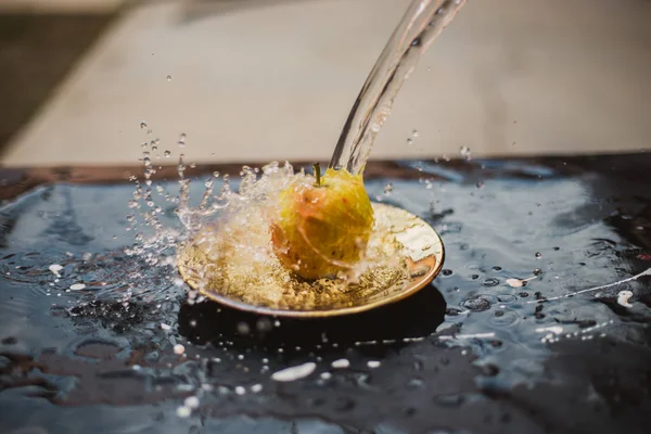 Apel dalam aliran air berdiri di piring di luar ruangan — Stok Foto
