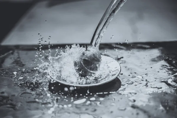 Mele nel flusso d'acqua in piedi sulla piastra all'aperto — Foto Stock