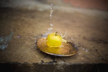 elma su akışı ayakta açık havada plaka üzerinde