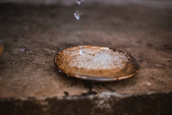 Wasser fließt in einen Teller — Stockfoto