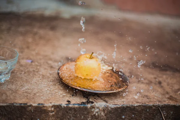 Яблоки в водяном потоке, стоящие на открытом воздухе — стоковое фото