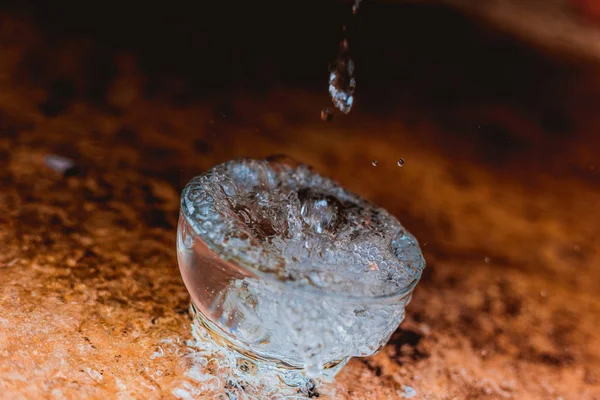 Acqua che scorre in un piatto — Foto Stock