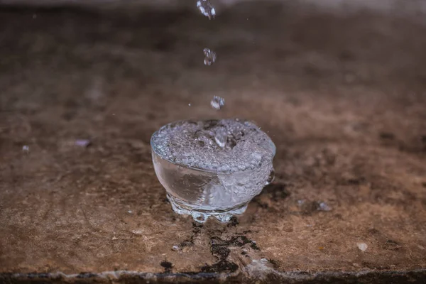 Water stroomt in een plaat — Stockfoto