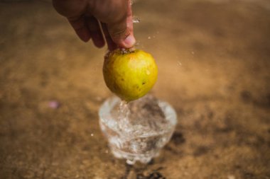 Su akan ve bir bardak düşen elma