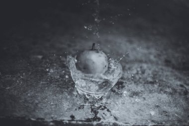 Su akan ve bir bardak düşen elma