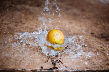 Su akan ve bir bardak düşen elma