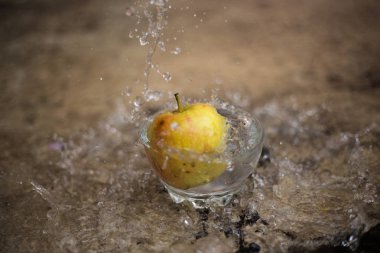 Su akan ve bir bardak düşen elma