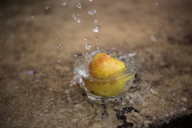 Su akan ve bir bardak düşen elma