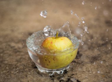 Su akan ve bir bardak düşen elma