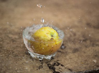 Su akan ve bir bardak düşen elma