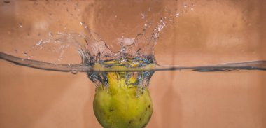 Elma sosu içinde akvaryum