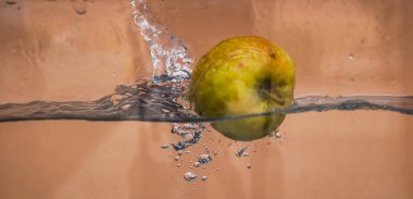 Elma sosu içinde akvaryum