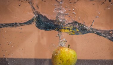 Elma sosu içinde akvaryum