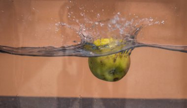 Elma sosu içinde akvaryum