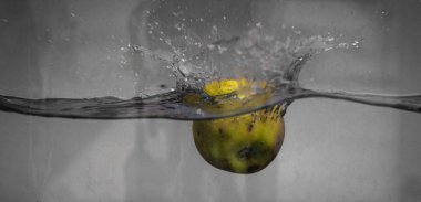 Elma sosu içinde akvaryum