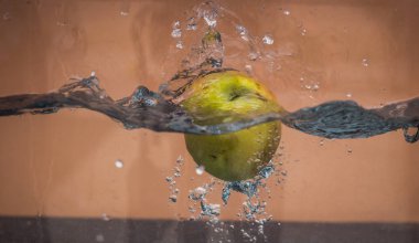 Elma sosu içinde akvaryum