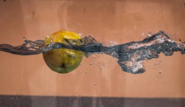 Elma sosu içinde akvaryum